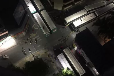 Con 100 colectivos bloqueando el centro, UTA paraliza el transporte hasta cobrar los sueldos