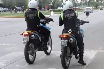 Detuvieron a dos jóvenes que iban con armas y en moto en el barrio El Sifón