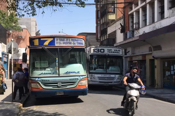 Los choferes retirarán los colectivos del centro, pero el paro sigue