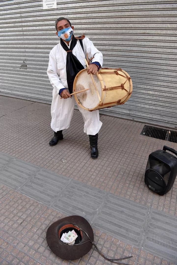 EL GAUCHO LALO. Con su bombo infaltable es uno de los personajes que anima a las peatonales con su arte. LA GACETA / FOTOs DE JOSé NUNo