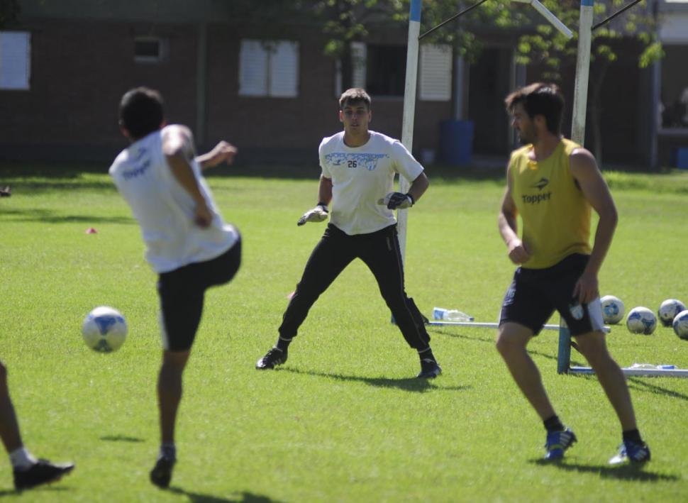 9 partidos jugó también Lucas Calviño en un año. El más importante fue ante Huracán, por la final desempate en Mendoza. Cometió un error en el gol  de Mancinelli. Luego emigró a “CC”, como el “Oso” Sánchez