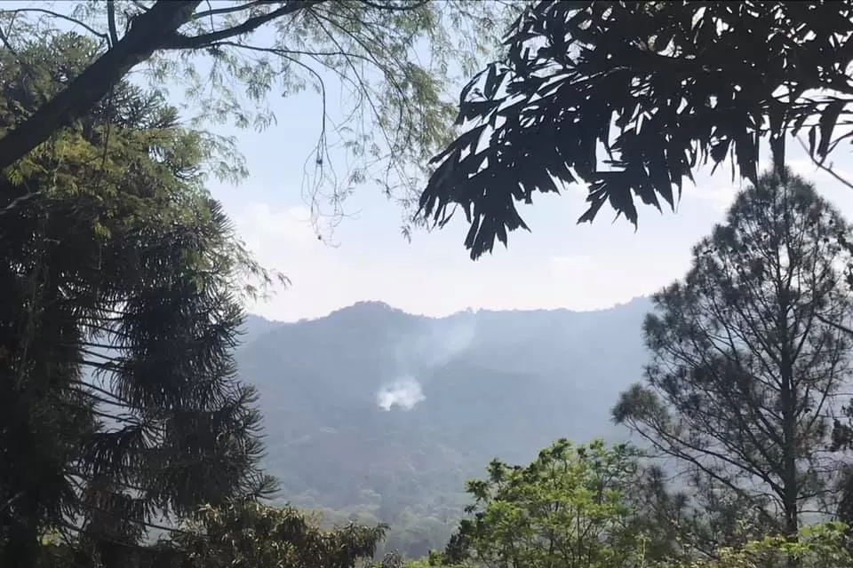 FUEGO EN SAN JAVIER. Un vecino de Yerba Buena retrató cómo se ve el cerro esta tarde.