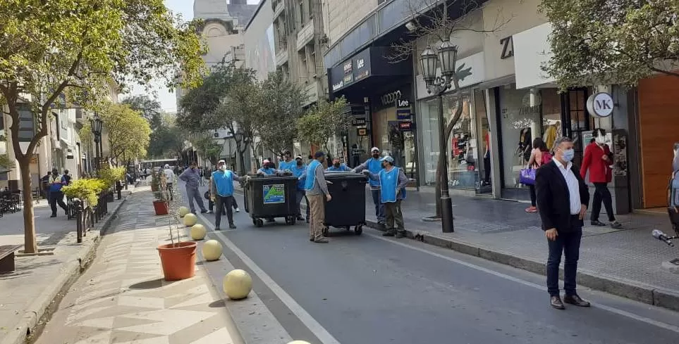 RECOLECCIÓN SIN CAMIONES. Operarios trasladan los residuos a mano hasta los lugares de depósito. Foto: Prensa SMT