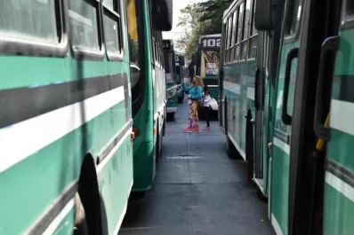 El paro de choferes sigue, pero sin piquetes