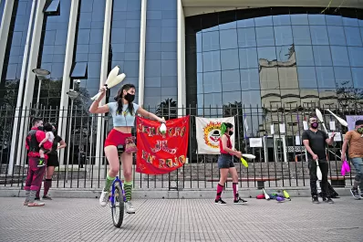 Globos negros por la cultura