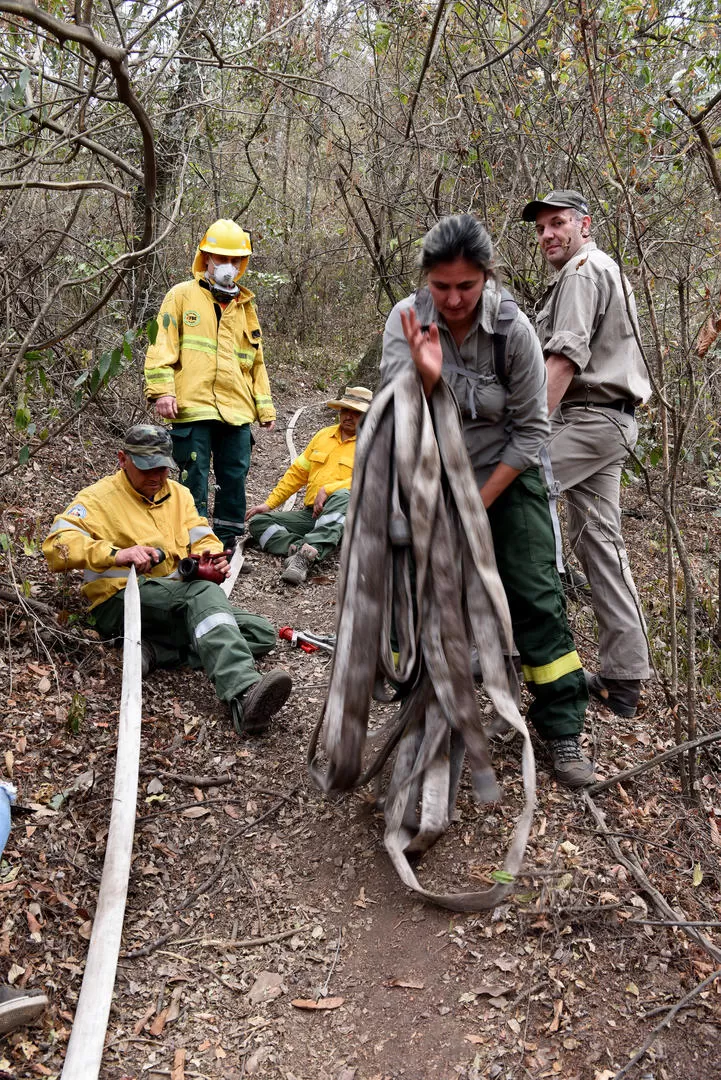 TRABAJO EFICAZ. Bomberos preparan las mangueras para apagar el fuego. 