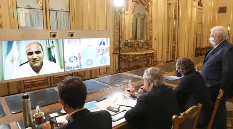 Fernández escuchando la palabra del mandatario provincial. PRENSA Y COMUNICACIÓN