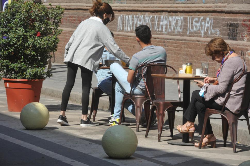 BARES. Piden usar barbijo en la mesa y alternar los turnos de consumo. la gaceta / foto de antonio ferroni