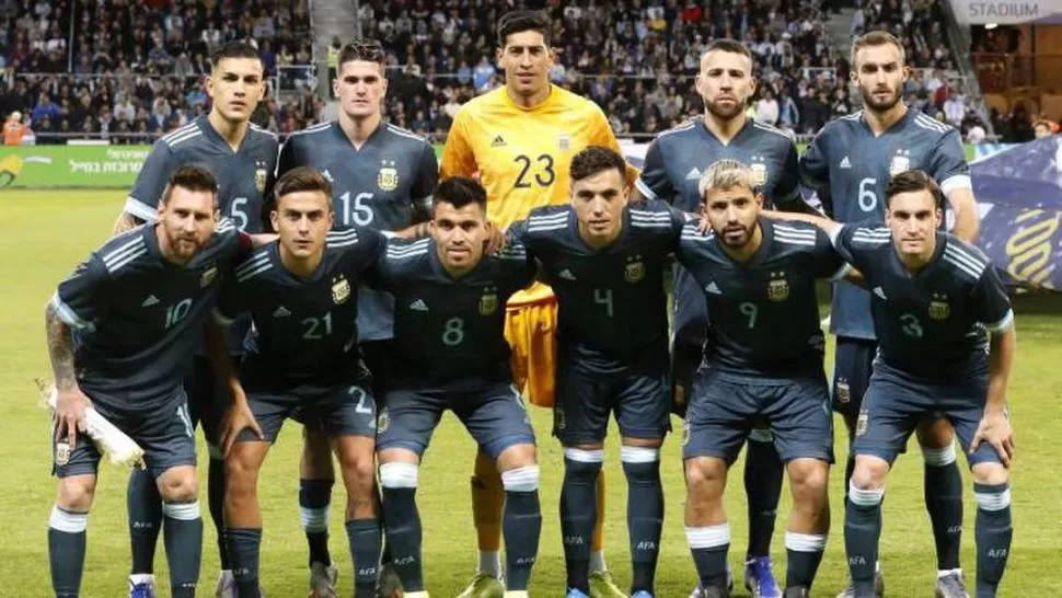 NUEVOS AIRES. Una de las últimas formaciones que presentó la Selección argentina, antes de que la pandemia obligue a un parate del fútbol. 