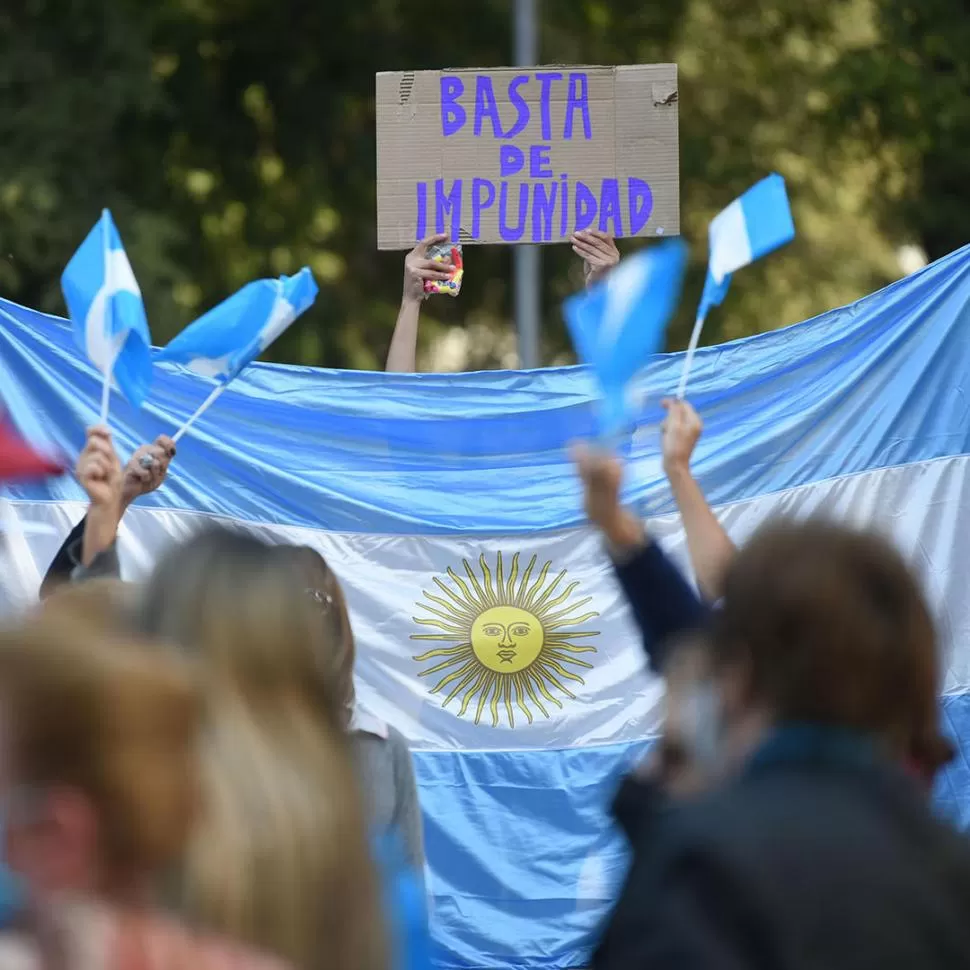 EN LA CALLE. Los “banderazos” han ocurrido casi siempre en feriados. 