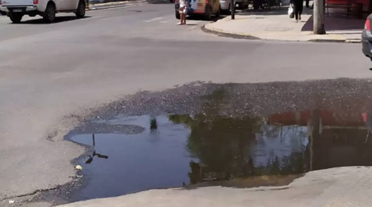 Charco de agua maloliente en Virgen de la Merced y av. Sarmiento