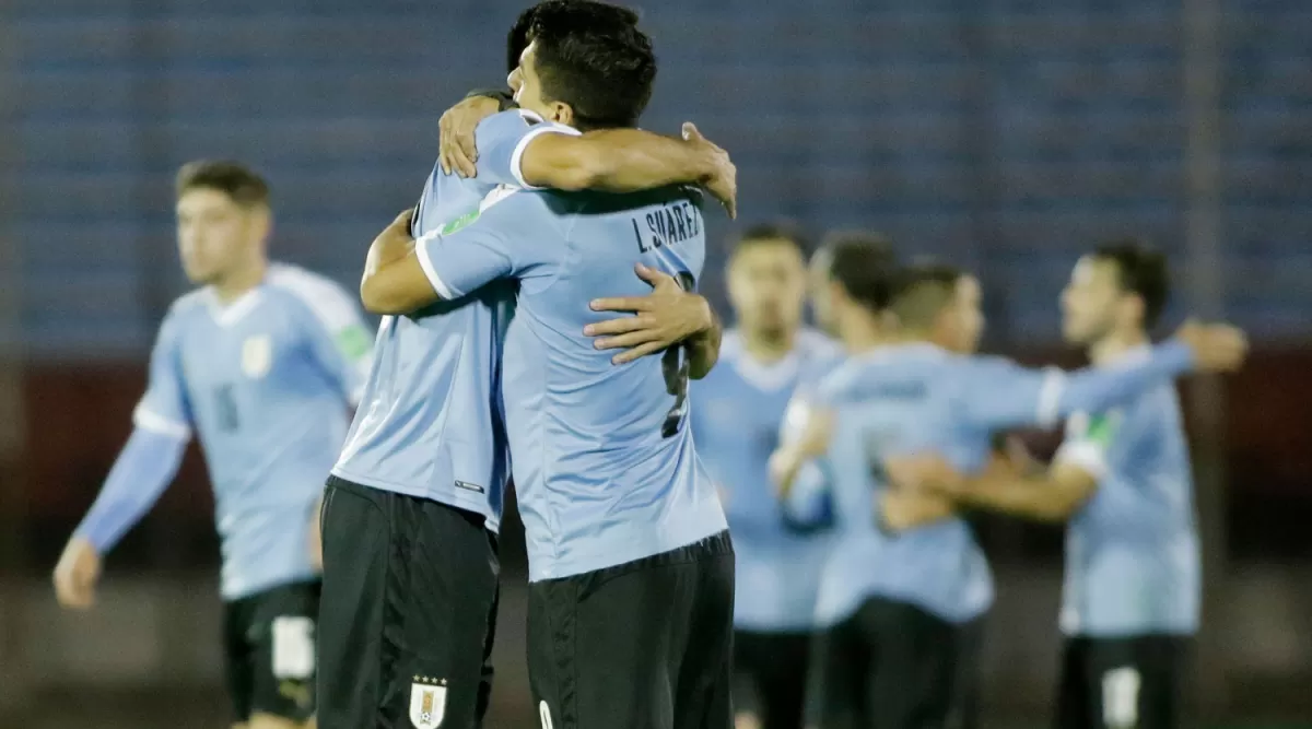 MISIÓN CUMPLIDA. Luis Suárez se abraza después de alcanzar la victoria para Uruguay.