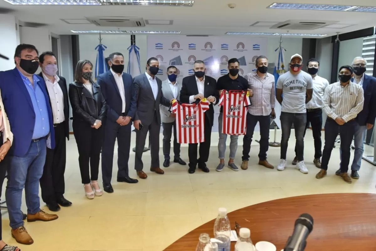 EN LA LEGISLATURA. Sagra, junto a Jaldo, legisladores, dirigentes peronistas y jugadores del plantel santo. Foto: Prensa HLT