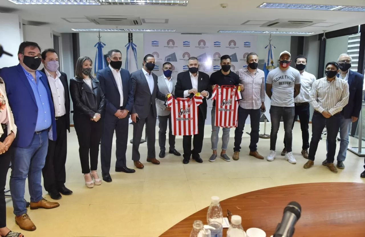 EN LA LEGISLATURA. Sagra, junto a Jaldo, legisladores, dirigentes peronistas y jugadores del plantel santo. Foto: Prensa HLT