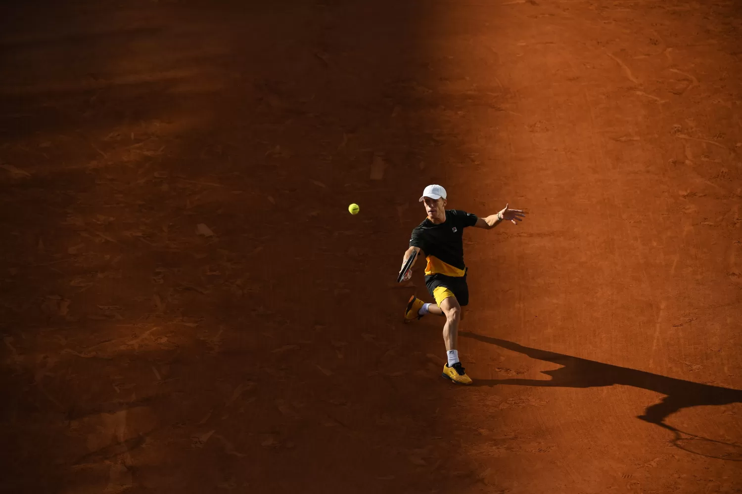 LO DIO TODO. Schwartzman devuelve una pelota a Nadal. Foto: Twitter @rolandgarros