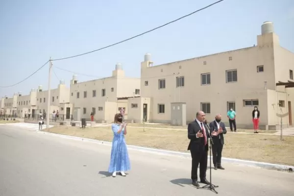 El Presidente encabezó el acto virtual de entrega de casas en Lomas y criticó al macrismo