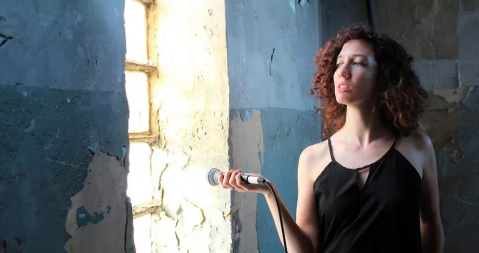 LAS TRES TIMNAS. Comedi recorre en su flamante disco “I, Yo, EU” las diferentes vertientes de su canto. 