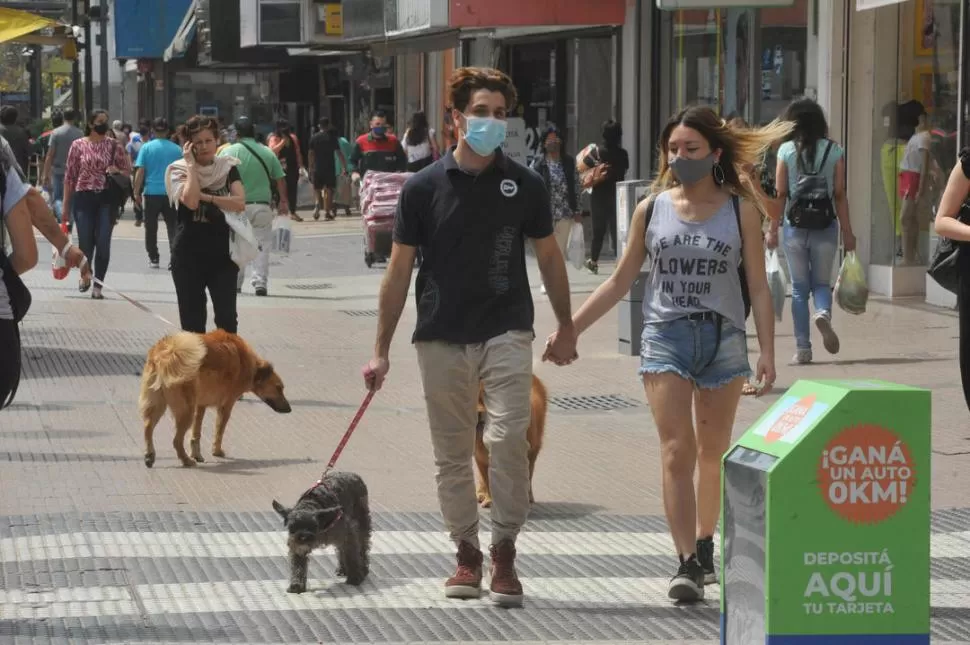 A CUIDARSE. El Gobierno pide a los tucumanos que adopten precauciones, que circulen menos para que el virus no evoluciones y haya internaciones. LA GACETA / FOTO DE ANTONIO FERRONI
