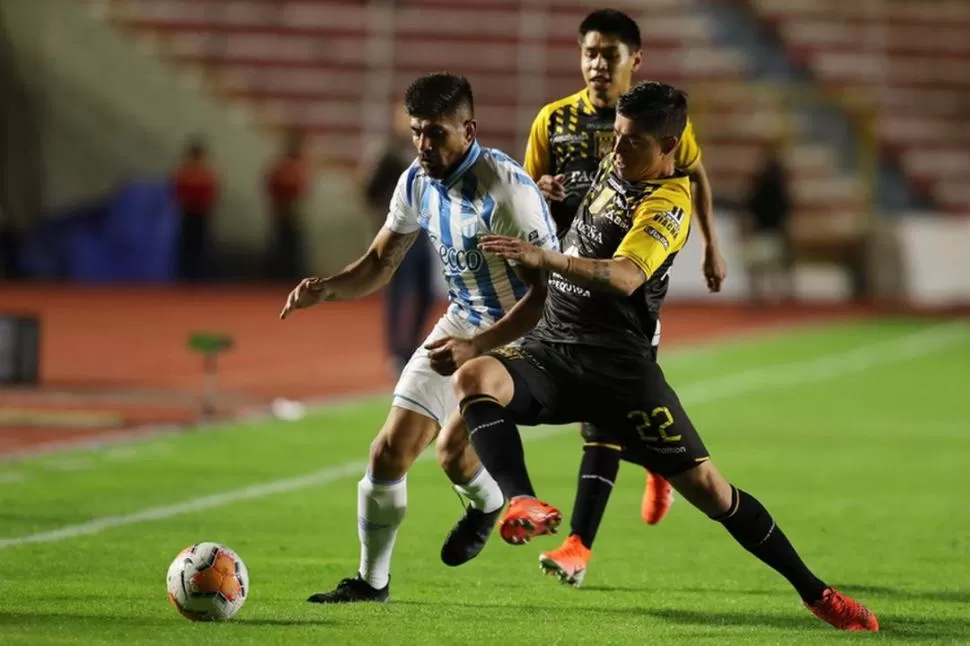 EN BOLIVIA. Leandro Díaz, hoy a préstamo en Estudiantes, lleva la pelota en el partido que Atlético perdió en La Paz este año ante The Strongest. Acá lo daría vuelta.