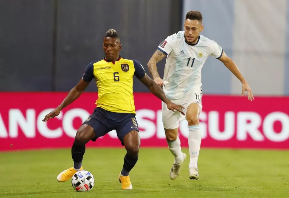 EN MARCA. Ocampos, uno de los mejores en Argentino, presiona al ecuatoriano Estupiñán que se lleva la pelota. Ecuador no mostró demasiada iniciativa en el juego. 