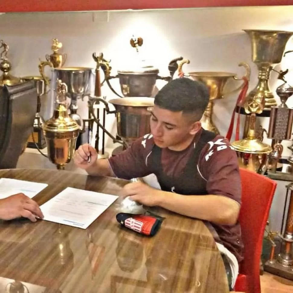 GONZALO GUTIÉRREZ. Es un volante central con buen pie y panorama; los DT quieren que también sea agresivo en la marca. 