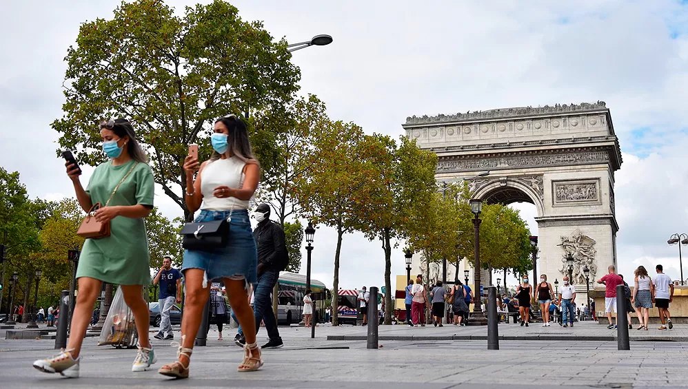 GRAVE. Francia alcanzó hoy un nuevo máximo al sumar 20.339 positivos en un día, además de 62 muertos, lo que elevó el balance total a 691.977 infectados y 32.630 fallecidos debido a la covid-19.