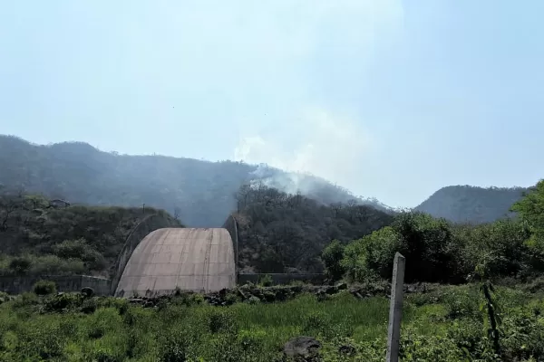 Las llamas volvieron a encenderse en San Javier y ahora aparecieron también en El cadillal