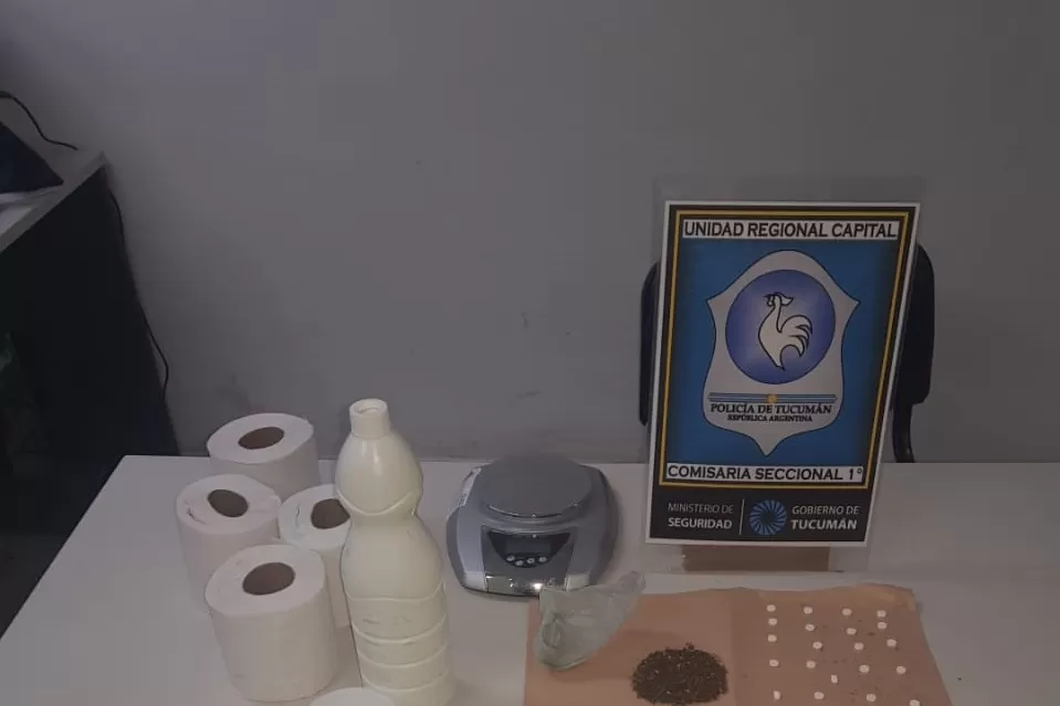 LAS EVIDENCIAS. La droga secuestrada, junto al envase de lavandina. Foto: Policía de Tucumán