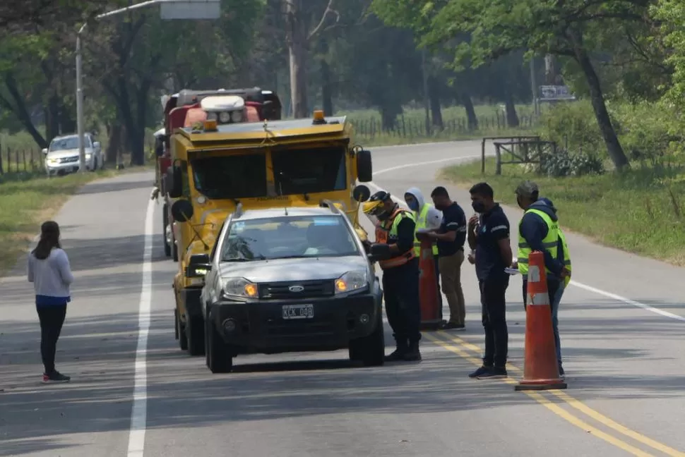 PUESTO LAS MESADAS. Agentes de Policía vial junto a personal de la sanidad realizan controles a conductores y toman la temperatura a los viajeros. la gaceta / foto de Osvaldo Ripoll 