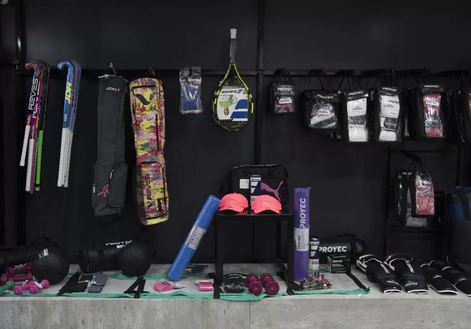 ANALIZAR. Ninguna compra puede hacerse a la ligera en Marathon por la variedad que hay. El asesoramiento es personalizado: el usuario pide lo que desea, pero también recibirá otros consejos. LA GACETA / FOTOs DE diego aráoz