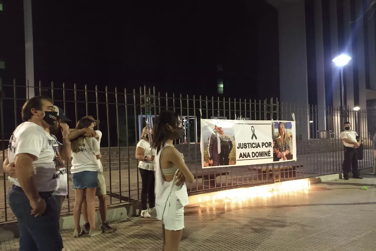 RECLAMO. Familiares colocaron un cartel y encendieron velas en la Legislatura. FOTO MATÍAS QUINTANA. 