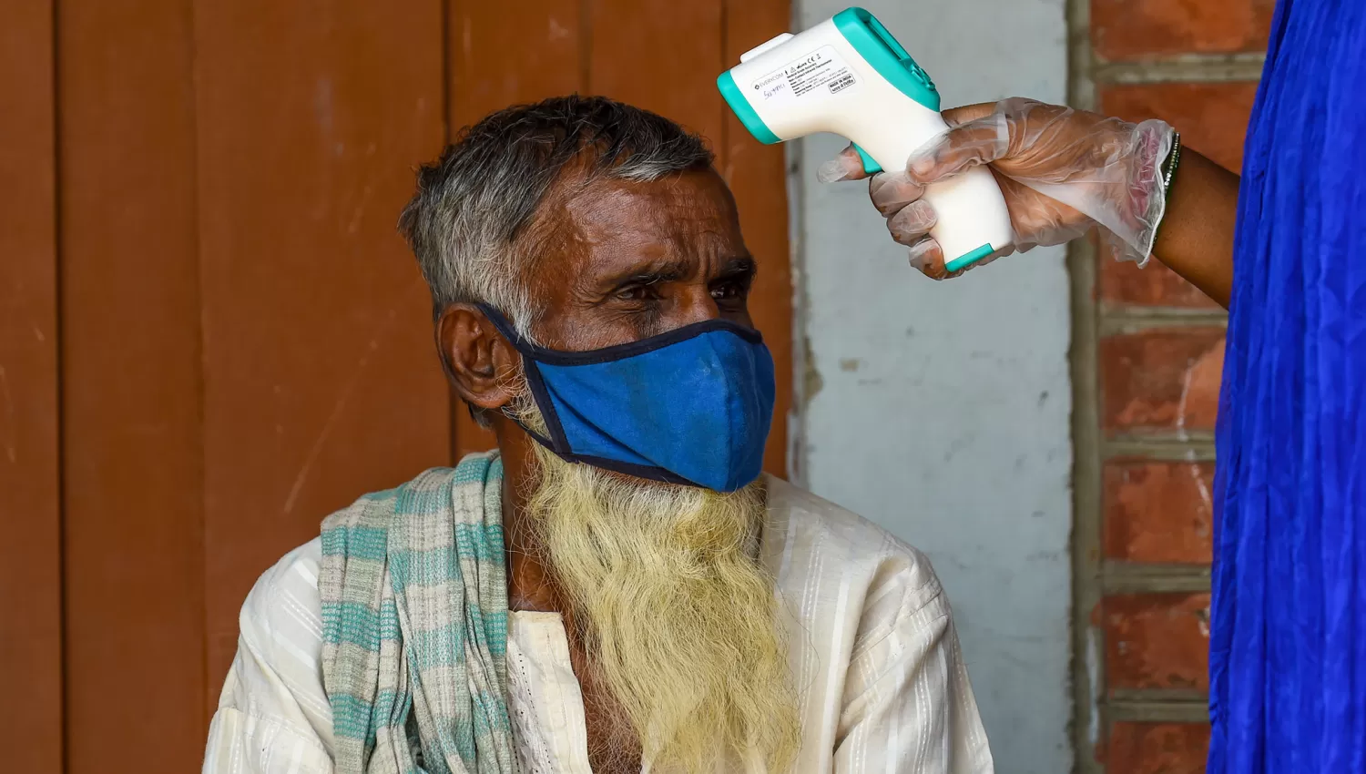 Récord global de contagios diarios de covid-19: 378.000, de los cuales 75.000 se dieron en India
