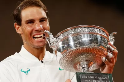 Nadal derrotó a Djokovic en la final de Roland Garros y alcanzó a Federer