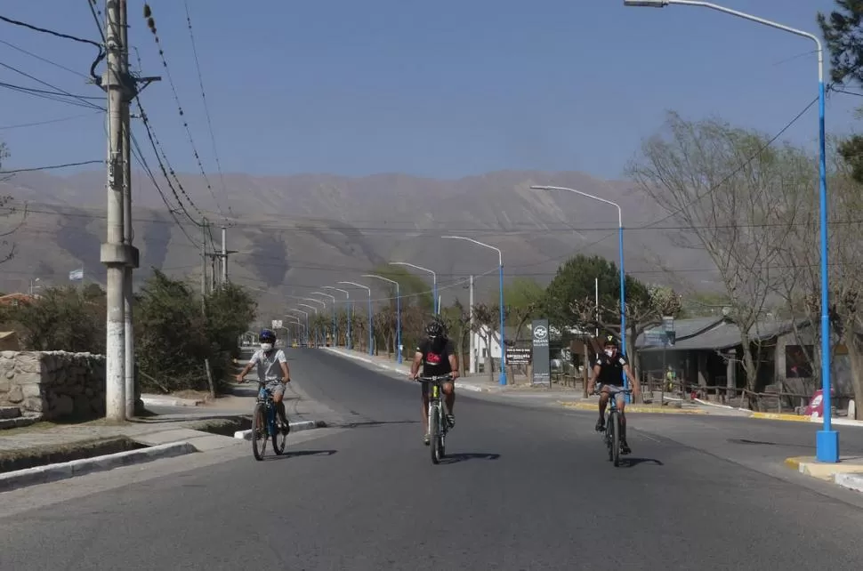 MANTENIENDO DISTANCIA. La bicicleta es un vehículo que ganó presencia en estos tiempos de circulación limitada por la pandemia. la gaceta / fotos de osvaldo Ripoll 
