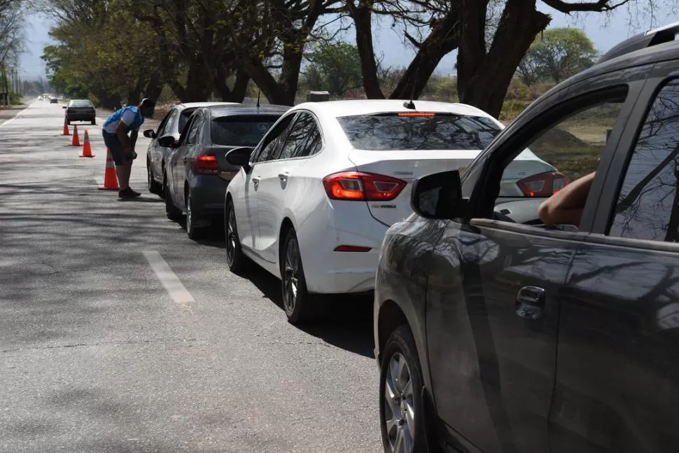 EN VILLA CARMELA. Personal de la comuna toma la temperatura a los automovilistas y tratan de desalentar la circulación en el horario vedado. 