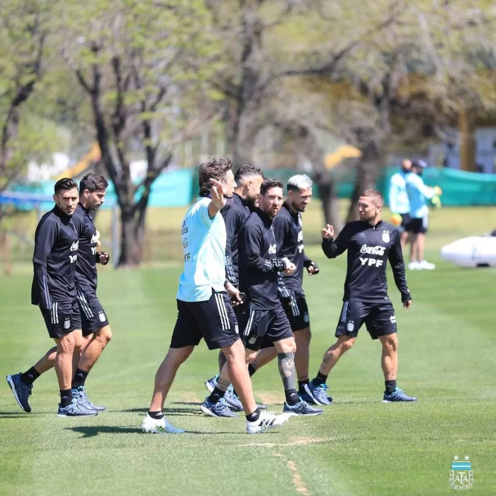 TRABAJO A PLENO. En el predio de Ezeiza, los jugadores recibieron todo tipo de indicaciones. 