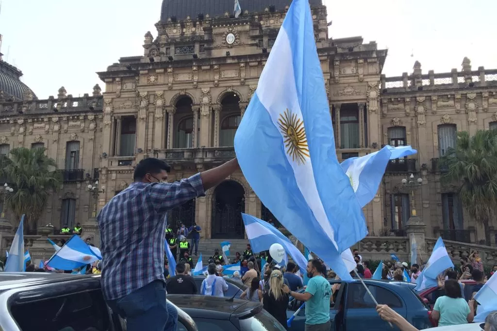 BANDERAZO. Tucumanos protestaron frente a la Casa de Gobierno.