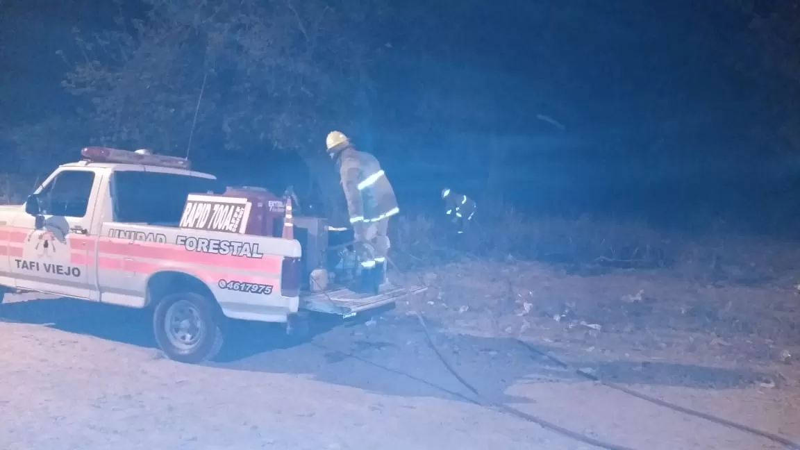 INTENTO DE USURPACIÓN. Bomberos apagan el fuego.