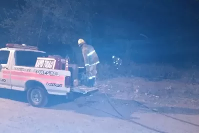 Quisieron tomar un terreno en Tafí Viejo, incendiaron el lugar y se enfrentaron a la Policía