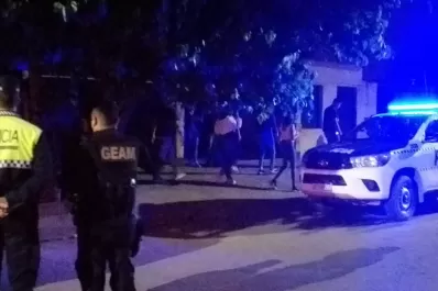 Más de 30 personas estaban en una fiesta y huyeron al llegar la Policía