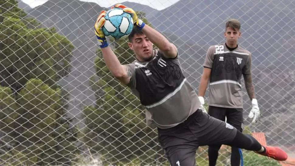 EN ACCIÓN. Marchiori durante un ensayo con Gimnasia de Mendoza. El arquero espera el OK para entrenarse con Atlético. argfc