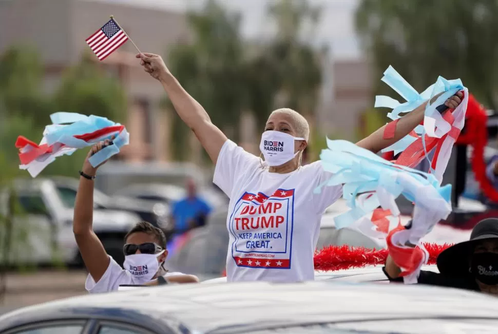 EN CAMPAÑA. Simpatizantes de la fórmula Biden-Harris hicieron una caravana de autos en Las Vegas, durante un evento del Partido Demócrata.  
