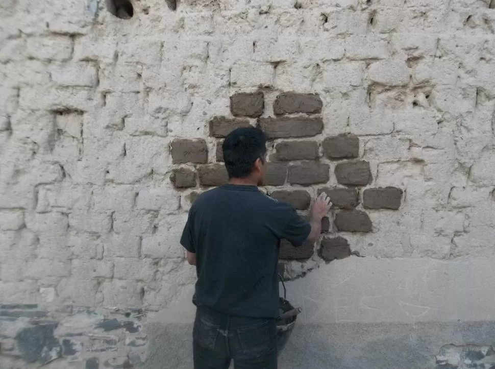 PERFORMANCE. Durante la acción, el artista modificó el paisaje que ofrecía un muro creando distintas formas.  