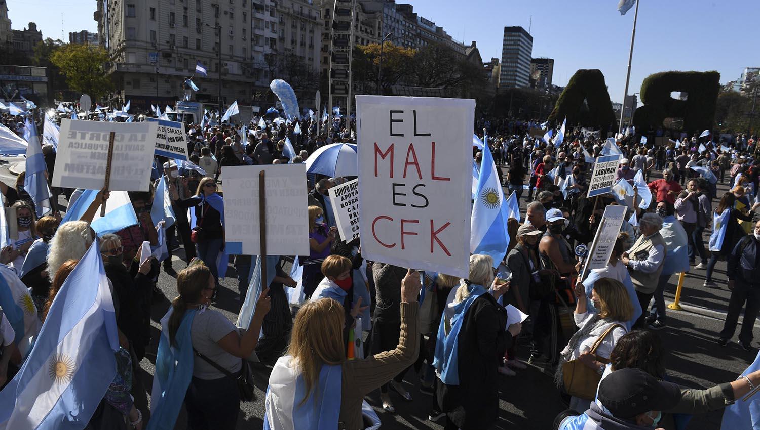 CRÍTICAS. Los manifestantes reprocharon diversas políticas ejecutadas por el Gobierno nacional, y se ensañaron contra la vicepresidenta, Cristina Fernández.