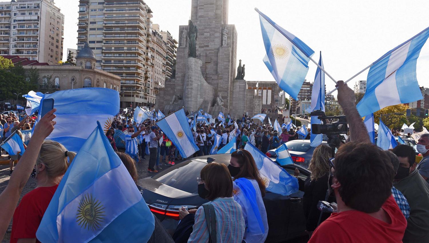 EPICENRO. En Rosario, los manifestantes se concentraron masivamente en el Monumento a la Bandera.