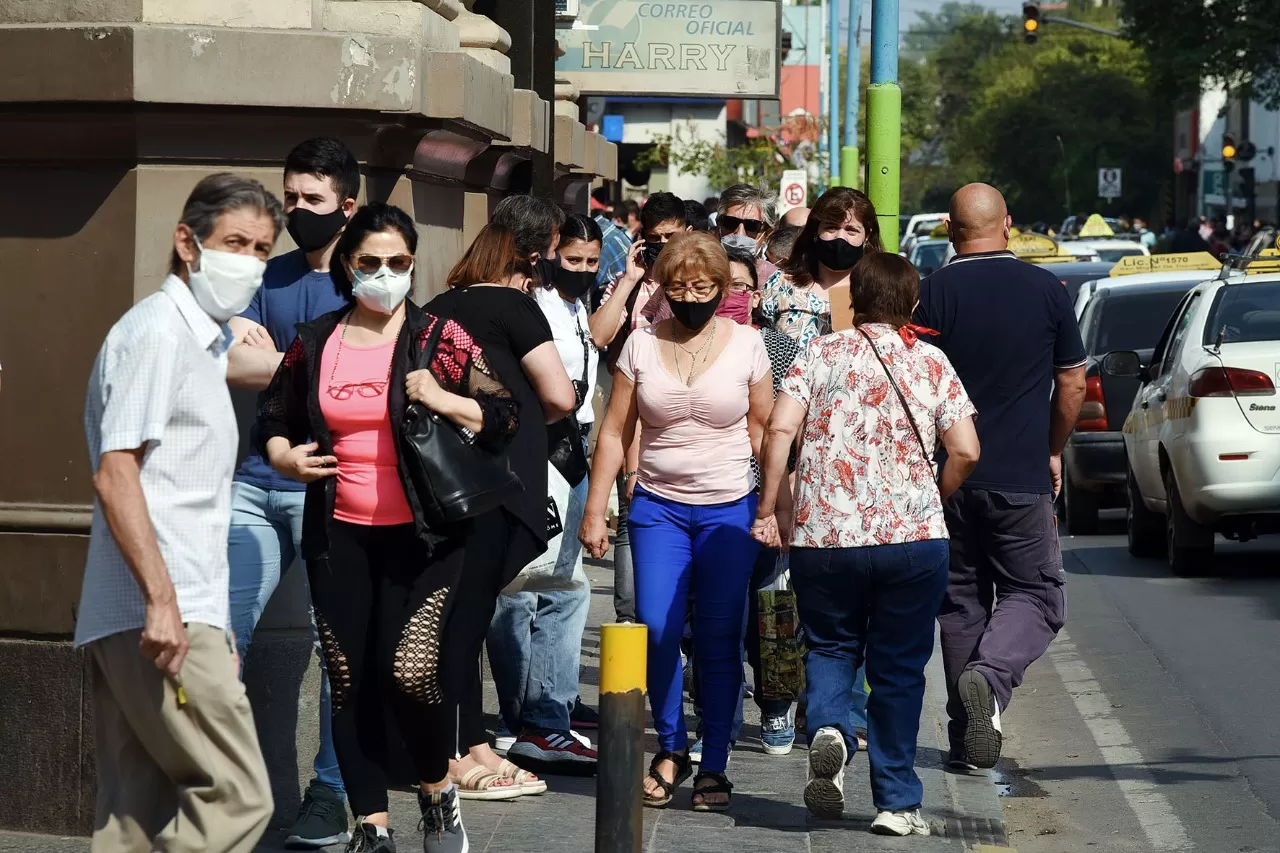 ACTIVIDAD EN EL MICROCENTRO. La Capital continúa en movimiento este martes. LA GACETA / FOTO DE ANALÍA JARAMILLO