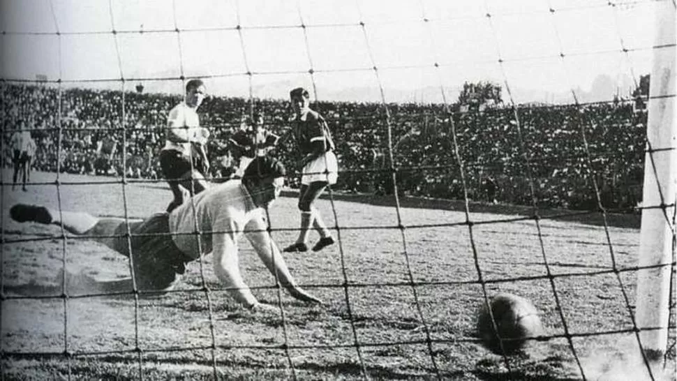 CONOCE EL TERRENO. Scaloni jugó en 2005, cuando Argentina ganó por última vez en La Paz. Hoy es el técnico. 