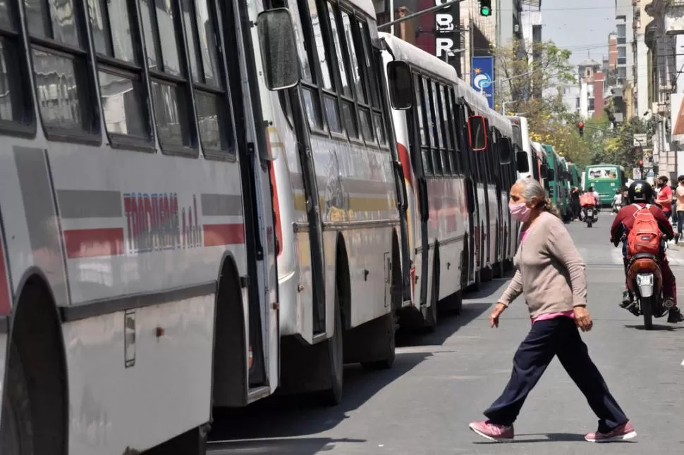 PARO. La semana pasada los coches estuvieron bloqueando el centro. la gaceta / foto de inés quinteros orio 