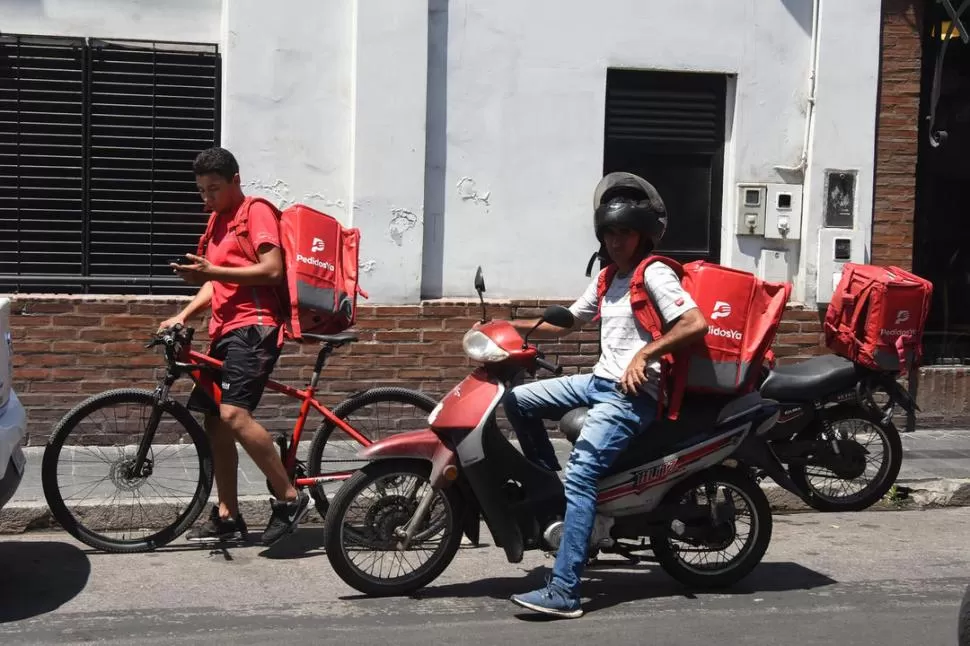 ACTIVIDAD EN ALZA. La pandemia y el imperativo de quedarse en casa han elevado de forma exponencial la demanda de los servicios de cadetería.  la gaceta / foto de Analía Jaramillo (archivo)