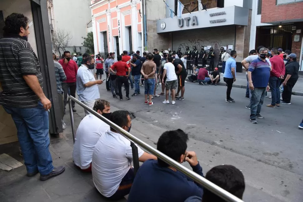 PREOCUPACIÓN. Los trabajadores del transporte protestan por su salario. la gaceta / Foto de José Nuno (archivo)